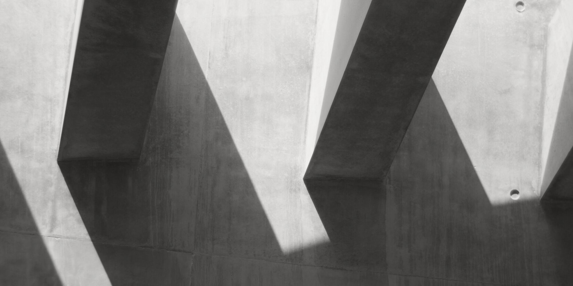 Concreto aparente com a sombra diagonal de vigas